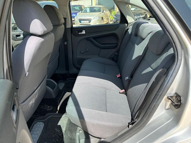 FORD FOCUS TREND 1.6 AUTO SALOON SPANISH LHD IN SPAIN 83000 MILES SUPER 2005